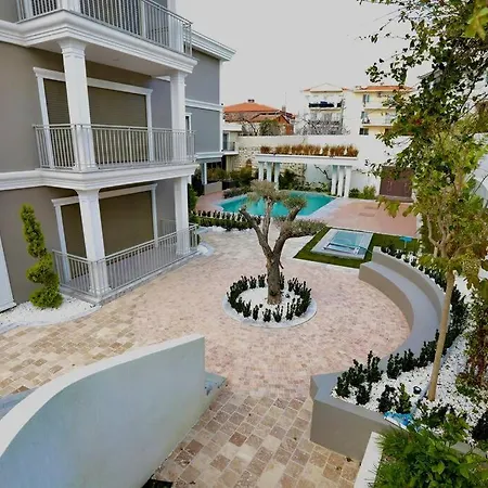 Apartment Merkezde Havuzlu Bahceli Daire